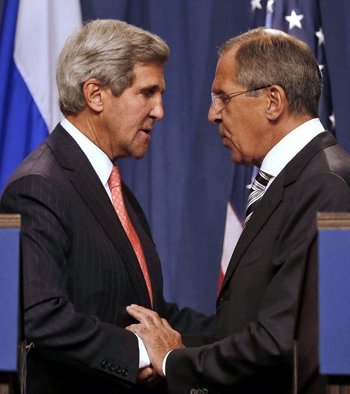 Kerry og Lavrov takast í hendur eftir fund á laugardag. 