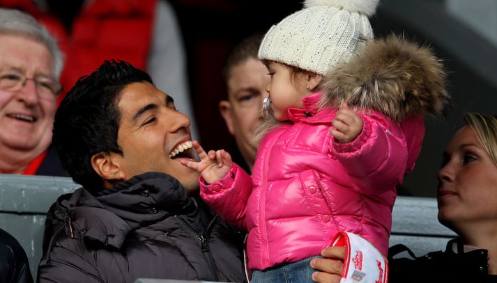 Luis Suarez með dóttur sína á Anfield.