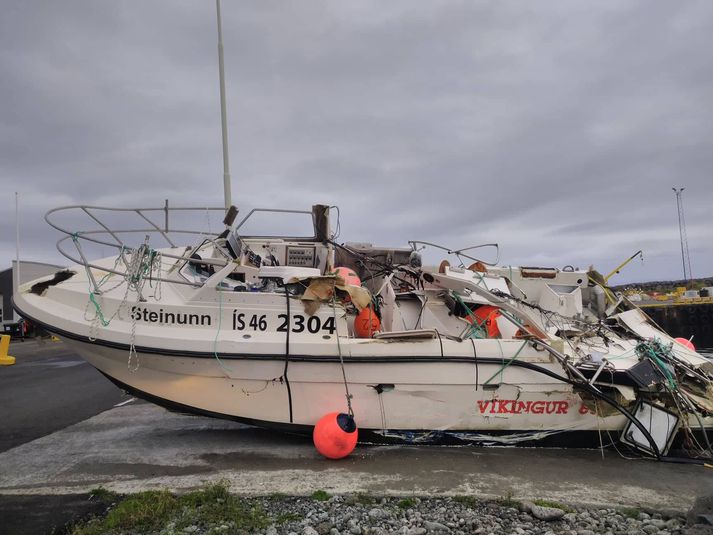 Bátnum var siglt á fullri ferð upp í stórgrýtta fjöruna undir Stigahlíð skammt frá Bolungarvík.