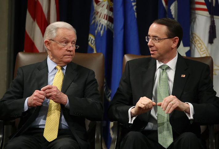 Sessions (t.v.) og Rosenstein (t.h.) hafa báðir mátt þola persónulega gagnrýni Trump undanfarna mánuði. Þó tilnefndi Trump þá báða til embætta sinna.