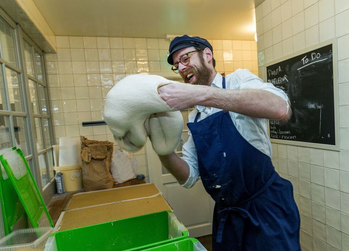 Sigurður Guðmundsson, tónlistarmaður og bakari, er alltaf skælbrosandi í bakaríinu. 