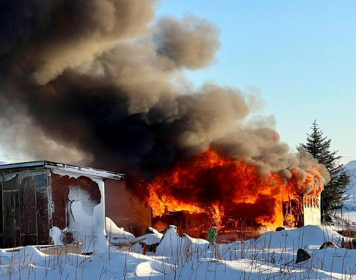 Bústaðurinn var alelda þegar slökkvilið mætti á vettvang. 