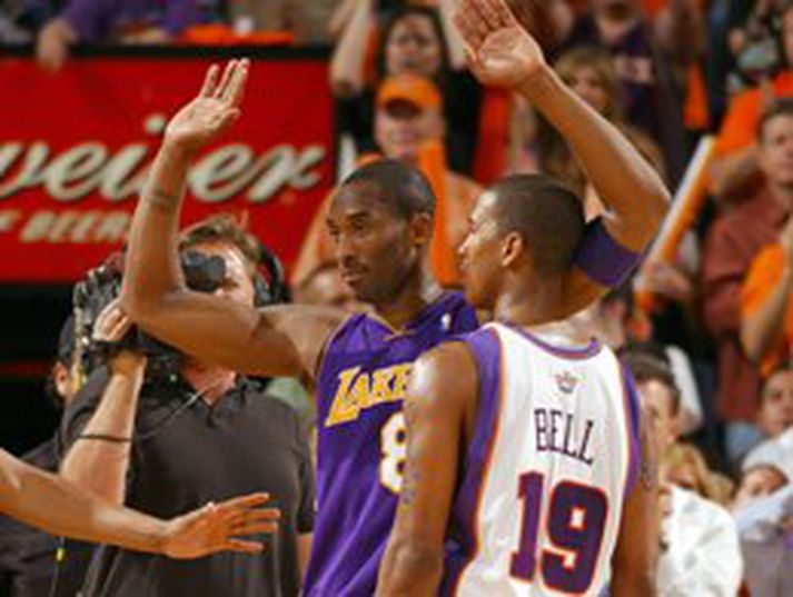 Þeir Kobe Bryant og Raja Bell hafa háð sannkallað einvígi sín á milli, en hætt er við því að Phoenix eigi lítið svar við Bryant í leiknum í kvöld úr því að Bell verður í banni