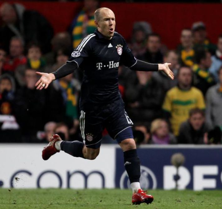 Arjen Robben fagnar eftir að hafa skotið FC Bayern áfram.