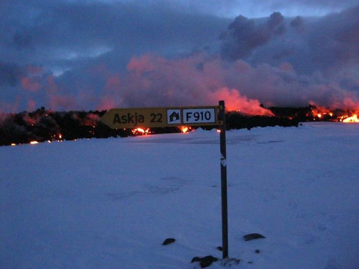 Myndin var tekin á laugardaginn og næsta dag hafði hraunið gleypt skiltið.