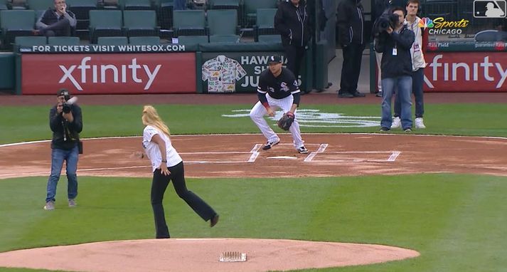 Starfsmaður mánaðarins hjá Chicago White Sox kastar boltanum í ljósmyndara félagsins.