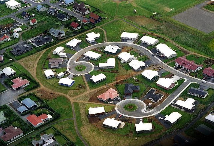 Skuldir landsmanna vegna íbúðakaupa nema nú í fyrsta skipti meira en 50 prósentum af verðmæti eignanna, þrátt fyrir að einn af hverjum fjórum fasteignaeigendum skuldi ekkert í húsnæði sínu.