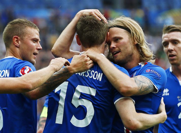 Strákarnir fagna marki Jóns Daða.