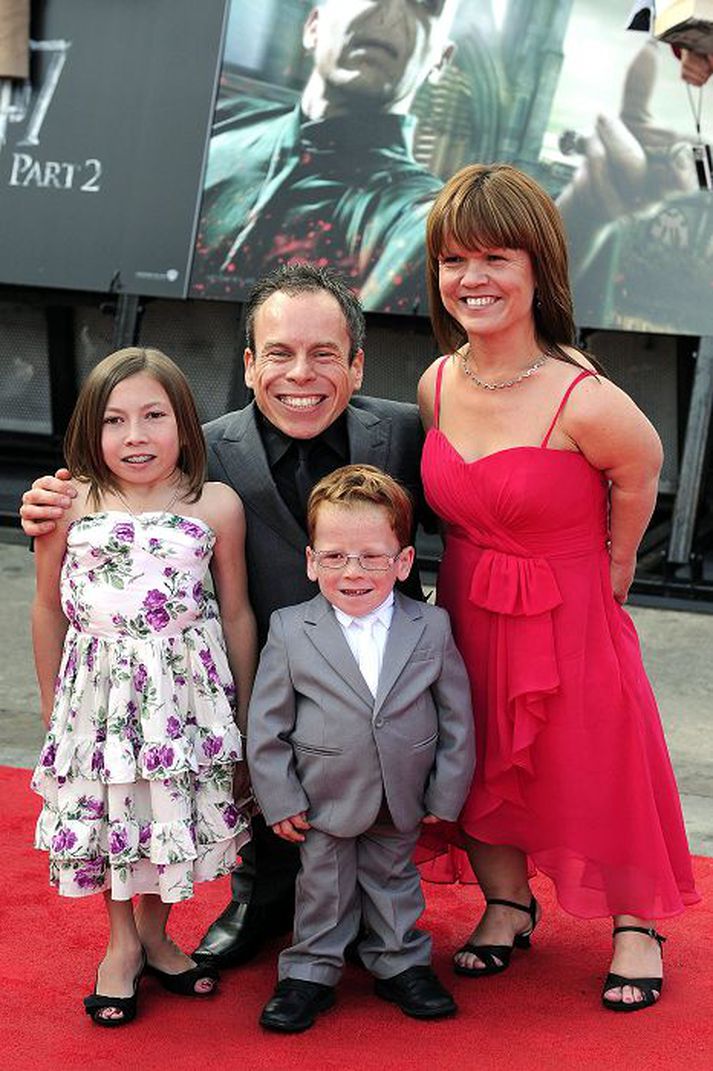 Breski leikarinn Warwick Davis mætti með alla fjölskyldu sína á frumsýninguna.
