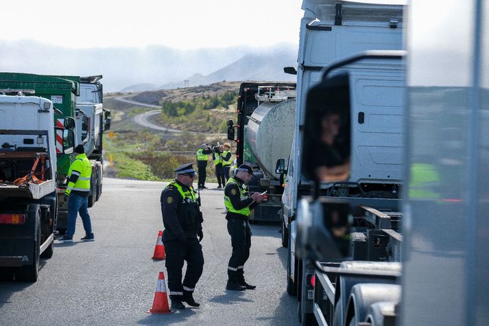 Lörgegluþjónar skoða bílana og skrá niður upplýsingar.