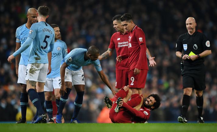 Mohamed Salah liggur í grasinu í gær.