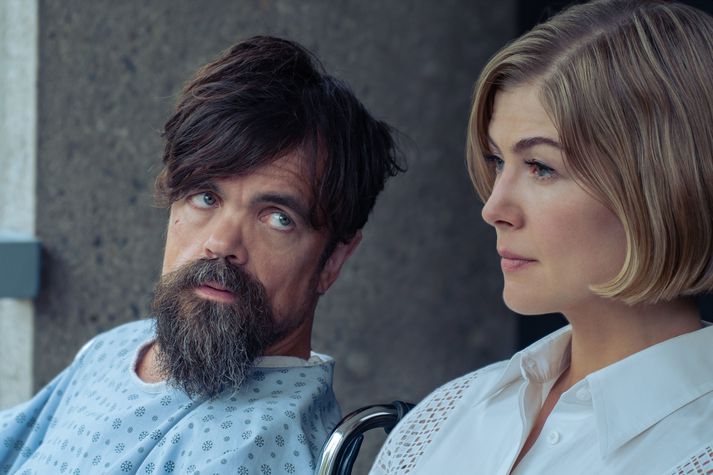 Peter Dinklage og Rosamund Pike í hlutverkum sínum.