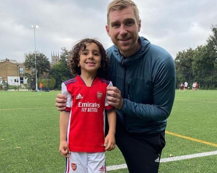 Zayn Ali Salman ásamt Per Mertesacker, fyrrverandi leikmanni Arsenal sem er nú yfir unglingastarfinu hjá Arsenal.