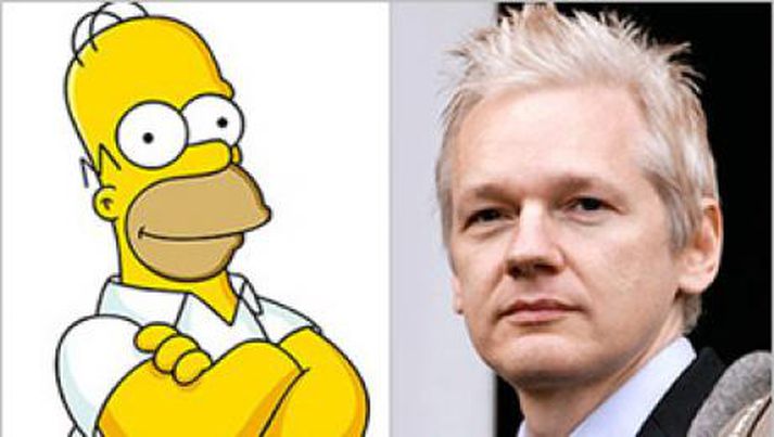 Efnistök þáttarins henta Assange afar vel en í honum reyna íbúar Springfield að hrekja Simpsons-fjölskylduna á brott.