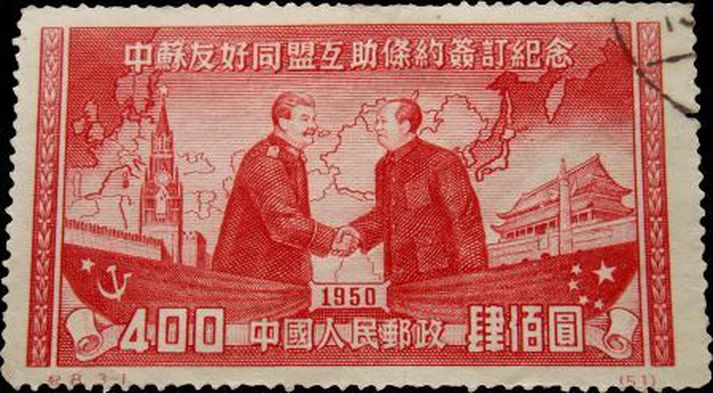 Þetta frímerki er frá 1950 og sýnir þá Josef Stalín og Mao Tse Tung takast í hendur.