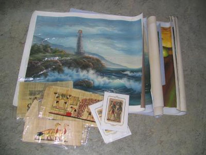 Nokkrar myndanna sem farandsalinn bauð til sölu.