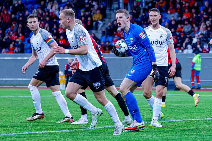 FH-markvörðurinn Atli Gunnar Guðmundsson öskrar sína menn áfram í bikarúrslitaleiknum á dögunum en þarna eru með honum þeir Ólafur Guðmundsson, Matthías Vilhjálmsson og Eggert Gunnþór Jónsson