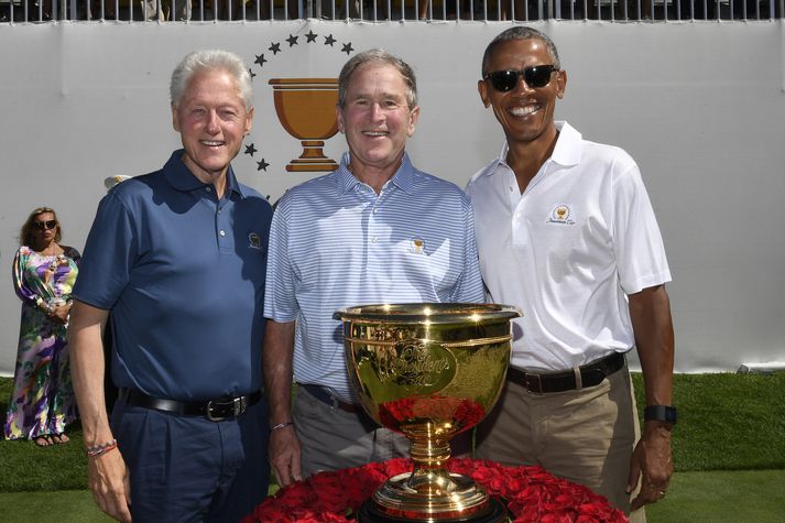 Forsetarnir þrír fyrir framan forsetabikarinn. Frá vinstri: Bill Clinton, George W. Bush og Barack Obama.