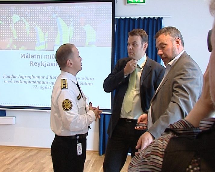 Björn Ingi Hrafnsson forseti borgarráðs og Stefán Eiríksson lögreglustjóri ræða málin á fundinum.