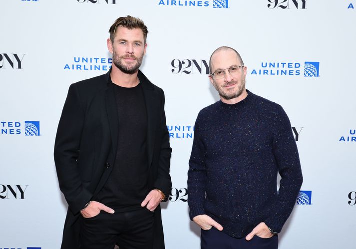 Hér má sjá Chris Hemsworth ásamt leikstjóranum og framleiðandanum Darren Aronofsky á Limitless forsýningu í New York.