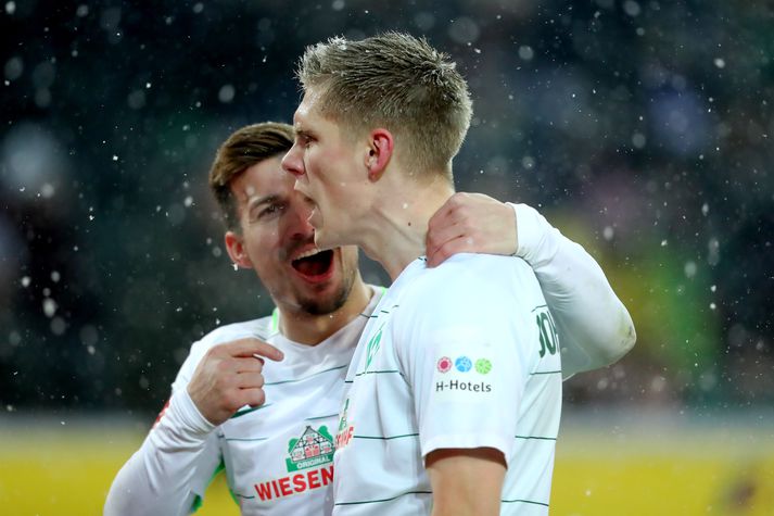 Aron fagnar marki sínu í kvöld.