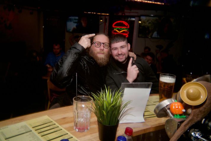 Hákon til vinstri á hótelinu í Búdapest.