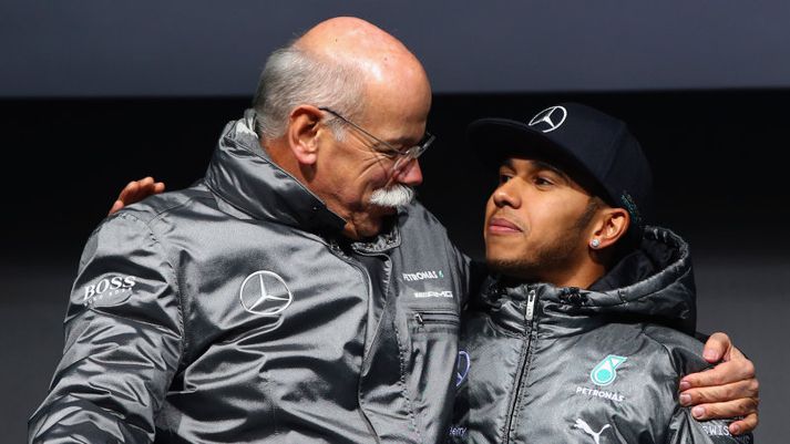 Forstjóri Daimler, móðurfyrirtækis Mercedes Benz, og Lewis Hamilton á góðri stundu.