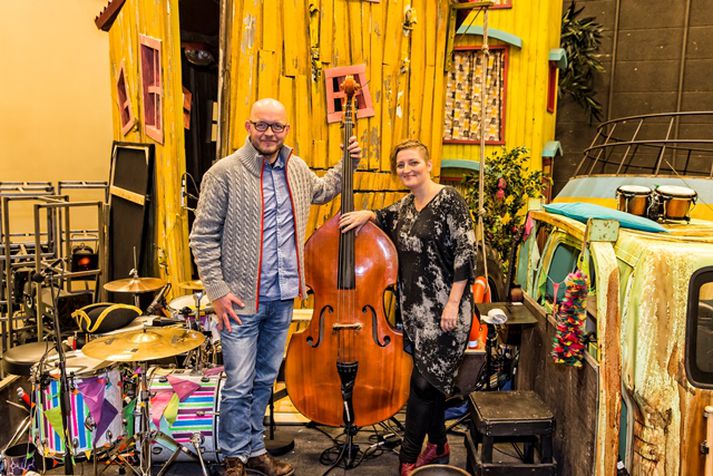 Kristín Eysteinsdóttir og Stefán Hrafn Hagalín undirrituðu samninginn í leikmynd Línu langsokks.