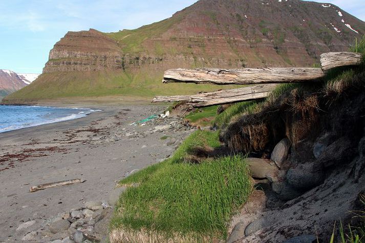 Sjávarrof hefur eyðilagt minjar við Sæból, sem getið er í Landnámu.