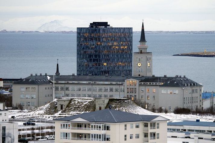 Öryggisverðir slökktu eldinn.