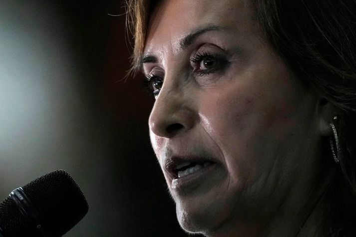 Dina Boluarte, forseti Perú, á í vök að verjast þessa dagana.