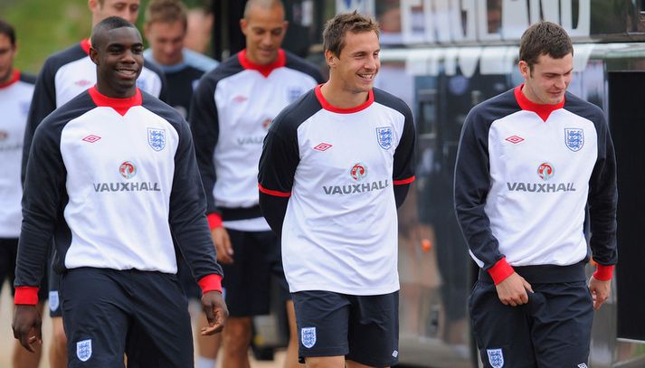 Jagielka, í miðjunni, með þeim Micah Richards og Adam Johnson.
