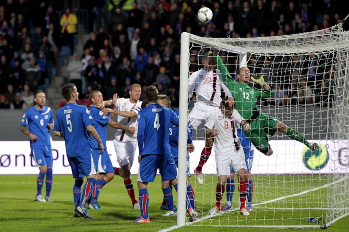 Hannes sýnir hér frábær tilþrif í markinu.