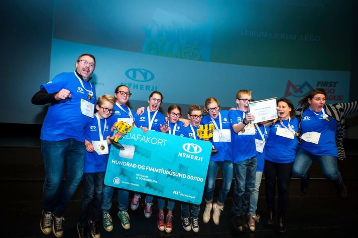 Hópurinn var að vonum ánægður með sigurinn í First Lego League hér heima.