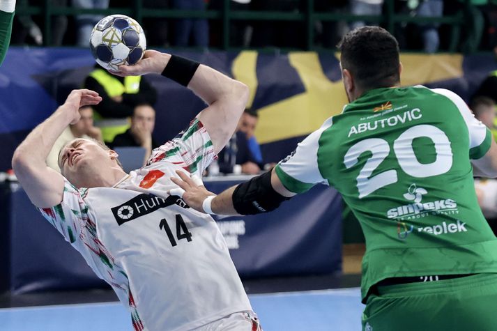 Ómar Ingi Magnússon fær hér harðar móttökur frá Ilija Abutovic hjá Eurofarm Pelister í leiknum í kvöld.