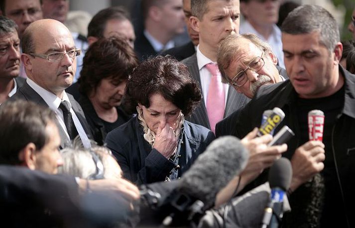 Blaðamannafundur Guy Bonomo,, faðir annars franska námsmannsins sem myrtur var í Bretlandi í fyrra, ræðir við fjölmiðla eftir að dómur var upp kveðinn í gær. Fræettablaðið/AP