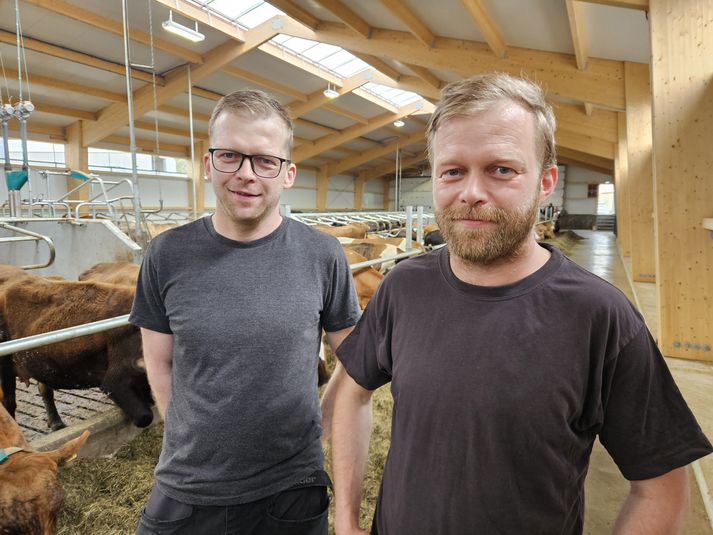 Bræðurnir og kúabændurnir í Þrándarholti, Arnór Hans (t.v.) og Ingvar. Þeir eru báðir smiðir og unnu því mjög mikið við að koma fjósinu upp.