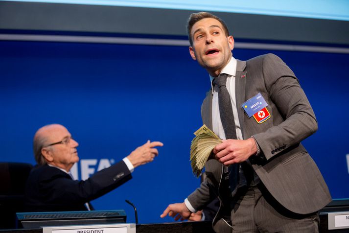 Grínistinn Simon Brodkin mættir með peningabúnt á FIFA-fund.