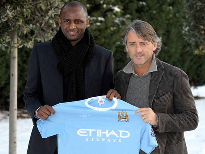 Patrick Vieira hefur enn ekki spilað fyrir Manchester City. Hér er hann með stjóranum Roberto Mancini.
