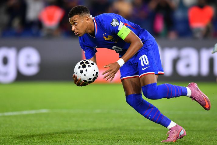 Kylian Mbappe fagnar marki sínu fyrir franska landsliðið á móti Íslandi.