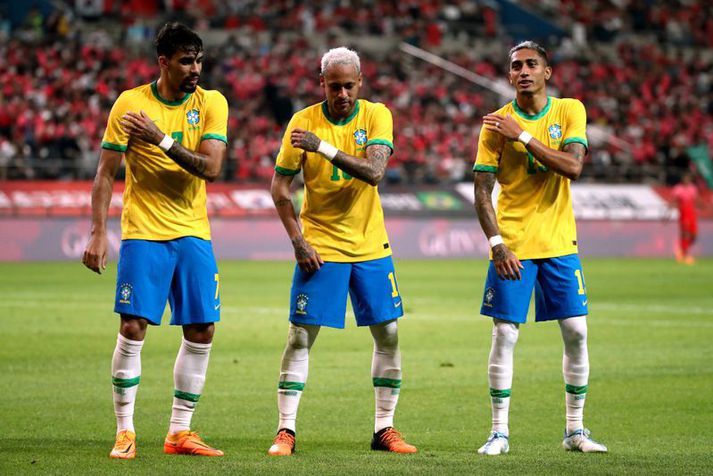 Neymar Jr fagnar marki með þeim Lucas Paqueta og Raphinha. Brassar ætla að skora og dansa mikið á HM í Katar.