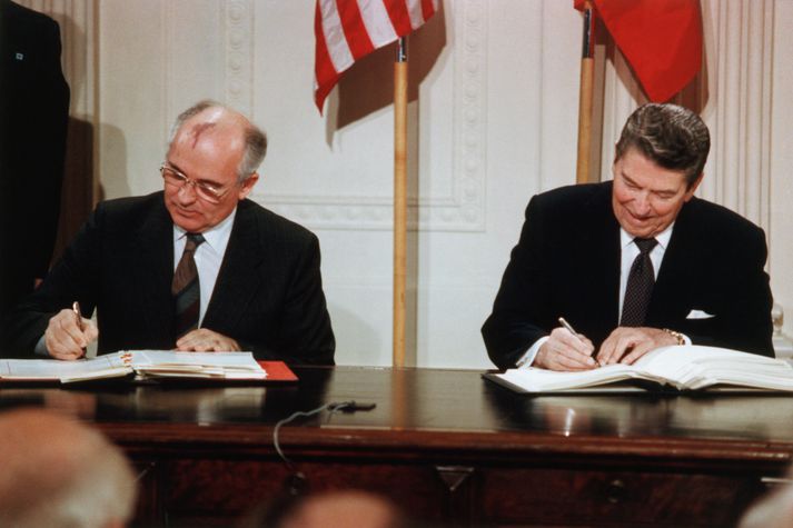 Gorbachev (t.v.) og Ronald Raegan sjást hér skrifa undir kjanrorkusamkomulagið á því herrans ári 1987.