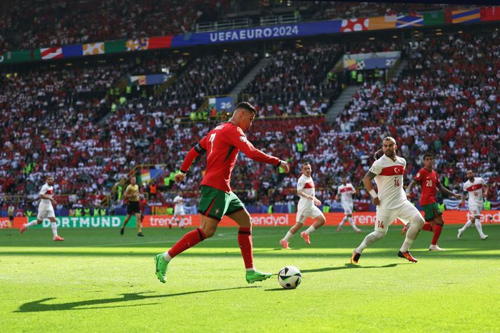 Cristiano Ronaldo á fleygiferð í fyrri hálfleik í grænum Nike skóm.