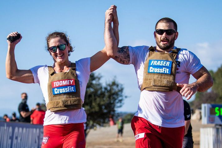 Mathew Fraser og Tia-Clair Toomey kom hönd í hönd í markið í síðustu greinni.