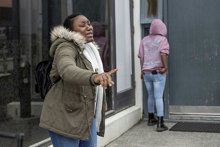 Flóttakonan Blessing Newton fyrir utan úrræði ríkislögreglustjóra á föstudag. Hún hefur lýst því að hafa verið fórnarlamb mansals og vill ekki fara aftur til Nígeríu.