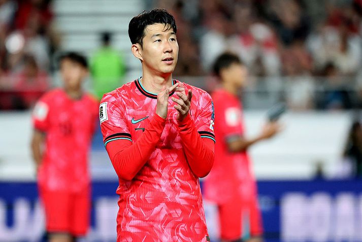 Son Heung-min klappar saman lófum eftir öruggan sigur á Kúveit í gær í undankeppni HM.