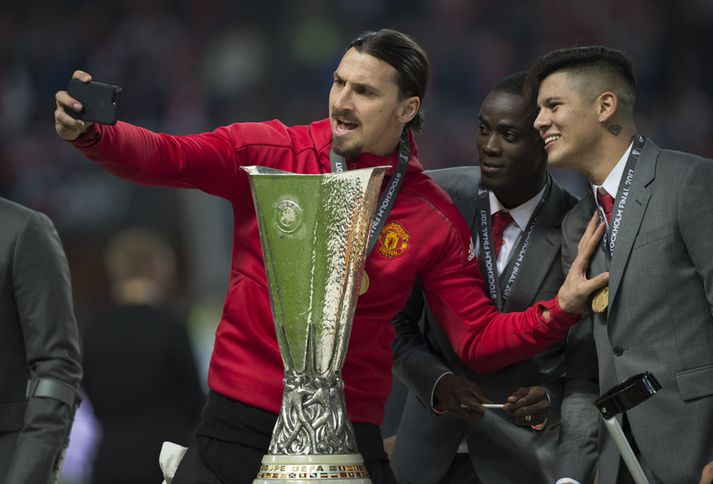 Zlatan Ibrahimovic myndar sig með Evrópudeildarbikarnum.