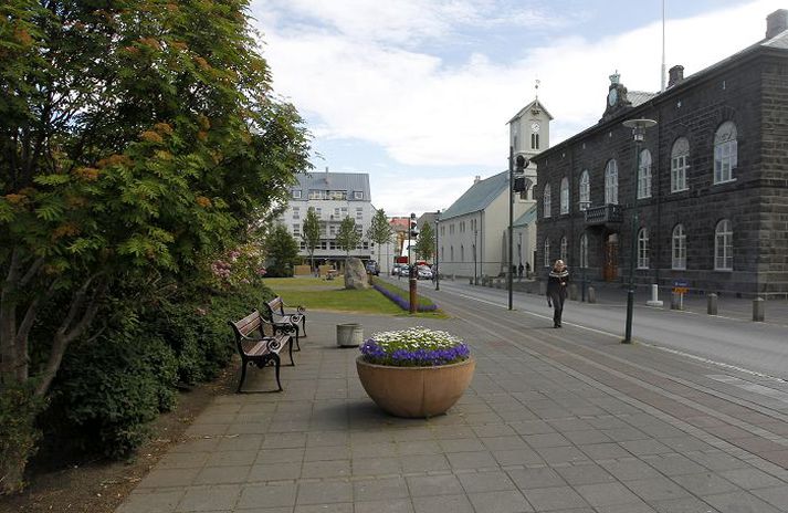 Svarta Keilan Ef samþykkt skipulagsráðs verður staðfest í borgarráði stendur granítverk Santiagos Sierra ekki lengur andspænis aðalinngangi Alþingis heldur verður flutt á horn Kirkjustrætis og Thorvaldsensstrætis.Fréttablaðið/Pjetur