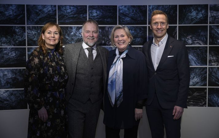 Hjónin Kristján Maack ljósmyndari og Steinunn Sigvaldadóttir ásamt Höllu Tómasdóttur forseti og Birni Skúlasyni forsetamaki glæsileg á opnun sýningar Kristjáns Sofandi risar. 