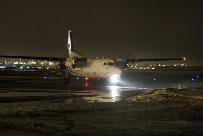 Reykjavíkurflugöllur Vél frá Akureyri lýsti upp snjóskafla við Reykjavíkurflugvöll þegar hún lenti langt á eftir áætlun á níunda tímanum gærkvöldi.Fréttabalðið/HAG